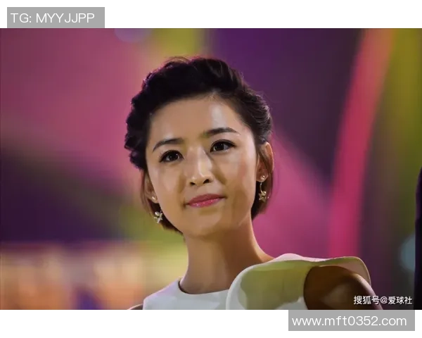 天下足球女主持人丝袜魅力四射引发热议时尚风潮再度掀起球迷热情 天下足球女主持人丝袜魅力四射引发热议时尚风潮再度掀起球迷热情